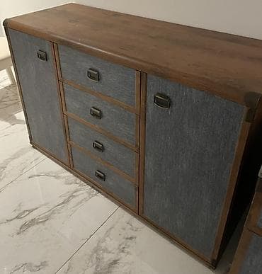 Komoda od masiva sa kombinacijom drveta i teksturiranih frontova u na lalafo.rs Komoda od masiva sa kombinacijom drveta i teksturiranih frontova u