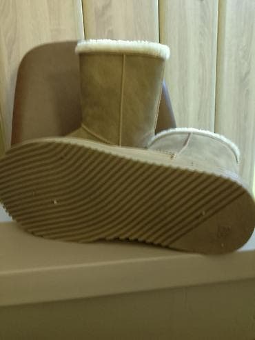 Uggs: Cizme,bez boja,sa krznom. Veličina 39.Koriscene,ali bez ostecena.Cena at lalafo.rs — 5 Uggs: Cizme,bez boja,sa krznom. Veličina 39.Koriscene,ali bez ostecena.Cena — 5