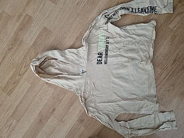 Dukserica svetlo bež boje sa kapuljačom i dugim rukavima. Na prednjoj at lalafo.rs Dukserica svetlo bež boje sa kapuljačom i dugim rukavima. Na prednjoj