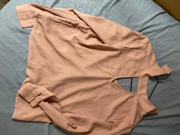 Bluze: Ženska bluza u boji puder roze. - Kroj: ravna silueta, dužina do na lalafo.rs Bluze: Ženska bluza u boji puder roze. - Kroj: ravna silueta, dužina do