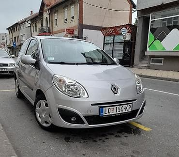 dve suknje po: Renault Twingo – gradski hečbek, 3 vrata, srebrna boja. Karoserija i na lalafo.rs — 1 dve suknje po: Renault Twingo – gradski hečbek, 3 vrata, srebrna boja. Karoserija i — 1