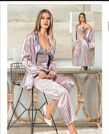 Ženski komplet pidžame u prugastom dezenu, izrađen od satenskog na lalafo.rs Ženski komplet pidžame u prugastom dezenu, izrađen od satenskog