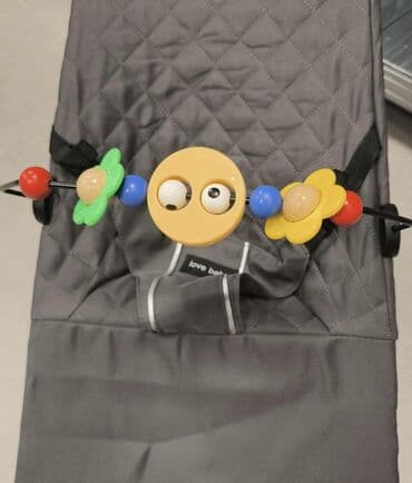 Bebi ležaljka u sivoj boji, dizajnirana za udobnost i zabavu beba na lalafo.rs — 4 Bebi ležaljka u sivoj boji, dizajnirana za udobnost i zabavu beba — 4