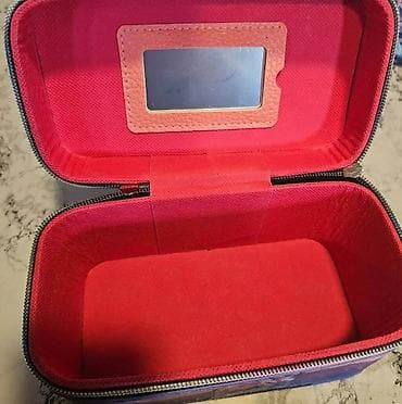 Set kutija za šminku – 3 kom - Tvrde, pravougaone torbice sa ručkom na lalafo.rs Set kutija za šminku – 3 kom - Tvrde, pravougaone torbice sa ručkom