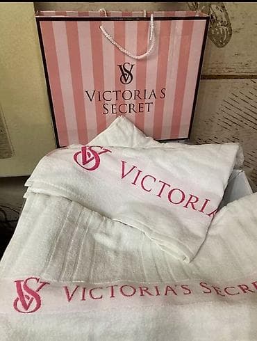Set belih peškira za ruke i plazu brenda Victoria's Secret. Peškiri su na lalafo.rs — 2 Set belih peškira za ruke i plazu brenda Victoria's Secret. Peškiri su — 2