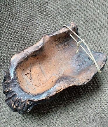 Maska od terakote potpisana sa Winnetou, dimenzija 12x8cm na lalafo.rs — 4 Maska od terakote potpisana sa Winnetou, dimenzija 12x8cm — 4