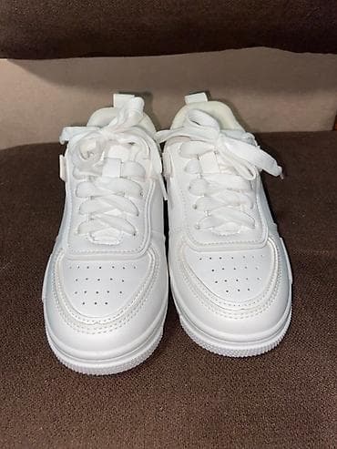 Bele uniseks patike – klasičan model Patike iz Sinsay-a Razlog na lalafo.rs — 1 Bele uniseks patike – klasičan model Patike iz Sinsay-a Razlog — 1