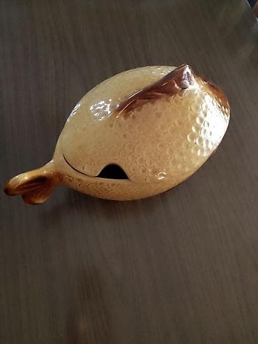 Keramička supijera/posuda sa poklopcem u obliku ribe - Materijal na lalafo.rs — 2 Keramička supijera/posuda sa poklopcem u obliku ribe - Materijal — 2