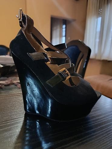 Lakovana platforma sandala,u odlicnom stanju,br 38,gaziste 24 cm na lalafo.rs — 1 Lakovana platforma sandala,u odlicnom stanju,br 38,gaziste 24 cm — 1