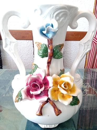 Vaza nova. rucni rad. iz 70-ih. ukrasena cvetovima of fajns na lalafo.rs Vaza nova. rucni rad. iz 70-ih. ukrasena cvetovima of fajns