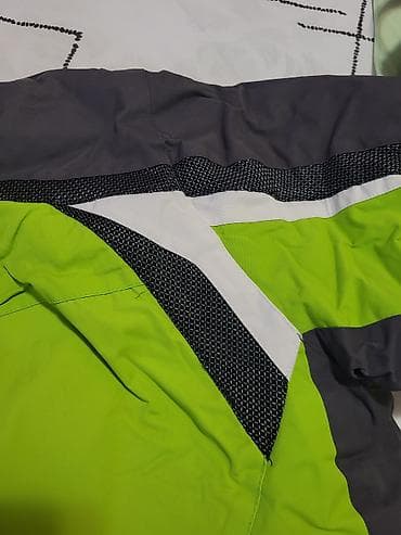 Ski Jackets: Zimska/ski jakna u jarko zelenoj boji sa tamnosivim i belim detaljima at lalafo.rs — 3 Ski Jackets: Zimska/ski jakna u jarko zelenoj boji sa tamnosivim i belim detaljima — 3