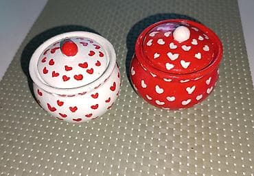 dve suknje po: Dve gipsane posude sa poklopcima, ukrašene ručno crtanim srcima. Jedna na lalafo.rs — 3 dve suknje po: Dve gipsane posude sa poklopcima, ukrašene ručno crtanim srcima. Jedna — 3