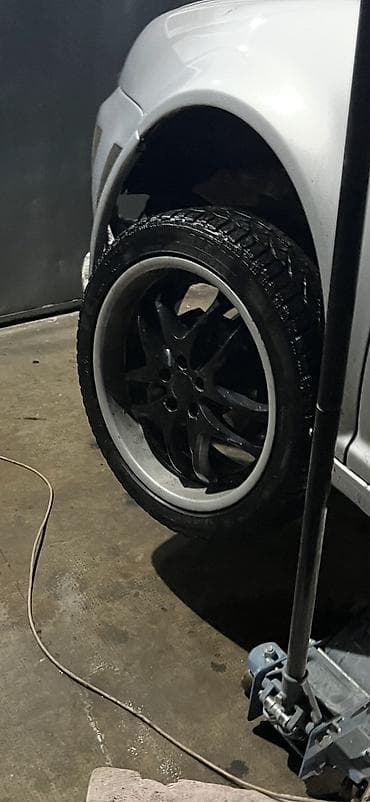 Aluminijumske felne 18” sa gumama - Veličina felni: 18 inča - na lalafo.rs Aluminijumske felne 18” sa gumama - Veličina felni: 18 inča -