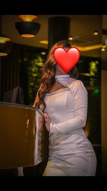 Elegantna duga haljina u beloj boji Jednom nošena skroz nova bez na lalafo.rs Elegantna duga haljina u beloj boji Jednom nošena skroz nova bez