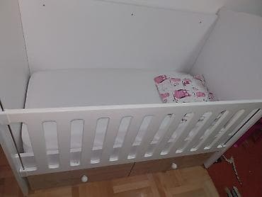 Drvena bebi krevetac sa fiokama i spuštajućom stranom - Materijal na lalafo.rs — 2 Drvena bebi krevetac sa fiokama i spuštajućom stranom - Materijal — 2