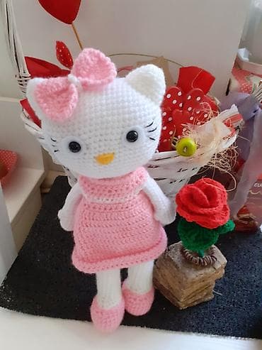 Lutka po inspiraciji Hello Kitty, izrađena tehnikom heklanja. Lutka je at lalafo.rs Lutka po inspiraciji Hello Kitty, izrađena tehnikom heklanja. Lutka je