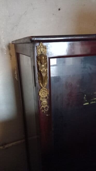 Staklena vitrina od punog drveta sa bogatim mesinganim aplikacijama at lalafo.rs — 1 Staklena vitrina od punog drveta sa bogatim mesinganim aplikacijama — 1