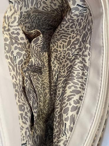 Guess torba original. Dobro ocuvana Ima tragove koriscena na jednoj na lalafo.rs — 5 Guess torba original. Dobro ocuvana Ima tragove koriscena na jednoj — 5