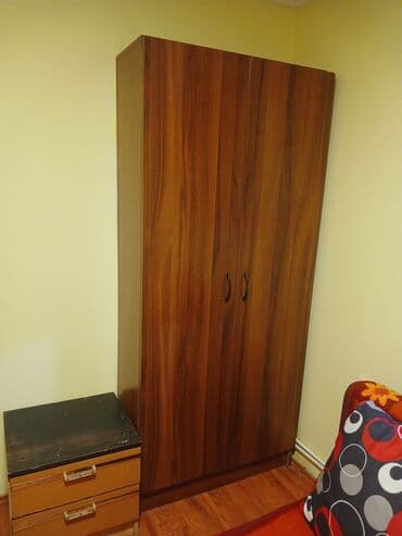 Dvogredni garderober od univera u dezenu tamnog drveta. - Dva krila na lalafo.rs Dvogredni garderober od univera u dezenu tamnog drveta. - Dva krila