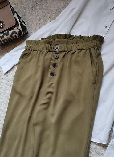 zenske original guess: Pantalone u pastelnoj zelenoj boji visokog struka sa dugmicima na lalafo.rs — 2 zenske original guess: Pantalone u pastelnoj zelenoj boji visokog struka sa dugmicima — 2