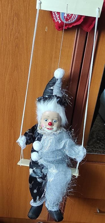 Ukrasna porcelanska lutka – klovn na ljuljašci - Materijal na lalafo.rs Ukrasna porcelanska lutka – klovn na ljuljašci - Materijal