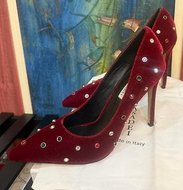 Casadei plisane salonke na visoku potpeticu – crvena boja sa ukrasnim na lalafo.rs — 1 Casadei plisane salonke na visoku potpeticu – crvena boja sa ukrasnim — 1