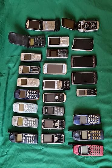 kom sa etiketom: Kolekcija starijih mobilnih telefona – više brendova i formata. U at lalafo.rs — 1 kom sa etiketom: Kolekcija starijih mobilnih telefona – više brendova i formata. U — 1