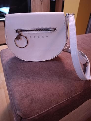 Moderna torbica u beloj boji, idealna za svakodnevnu upotrebu. Torbica at lalafo.rs — 5 Moderna torbica u beloj boji, idealna za svakodnevnu upotrebu. Torbica — 5