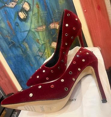 Casadei plisane salonke na visoku potpeticu – crvena boja sa ukrasnim na lalafo.rs — 4 Casadei plisane salonke na visoku potpeticu – crvena boja sa ukrasnim — 4