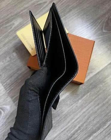 cista koza broj: Louis Vuitton muški novčanik, klasičnog preklopnog dizajna, u crnoj na lalafo.rs — 6 cista koza broj: Louis Vuitton muški novčanik, klasičnog preklopnog dizajna, u crnoj — 6