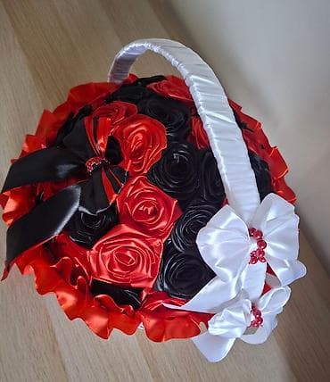 Dekorativna korpa sa ružama od satena - Ručno aranžirana bela pletena na lalafo.rs — 4 Dekorativna korpa sa ružama od satena - Ručno aranžirana bela pletena — 4