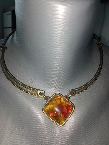 Stara mesingana ogrlica sa priveskom na kopčanje at lalafo.rs — 4 Stara mesingana ogrlica sa priveskom na kopčanje — 4