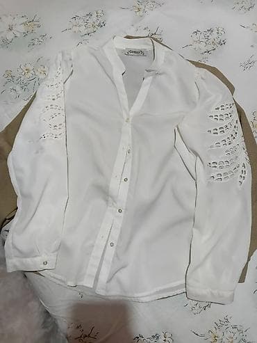 Ženska odeća – set majica i bluza - Pletena bluza/sweater u na lalafo.rs — 4 Ženska odeća – set majica i bluza - Pletena bluza/sweater u — 4