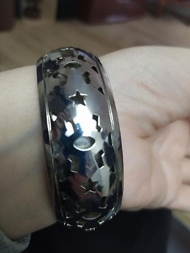 Prodajem dve masivne svečane narukvice,jedna debela okrugla - 1200 na lalafo.rs — 1 Prodajem dve masivne svečane narukvice,jedna debela okrugla - 1200 — 1