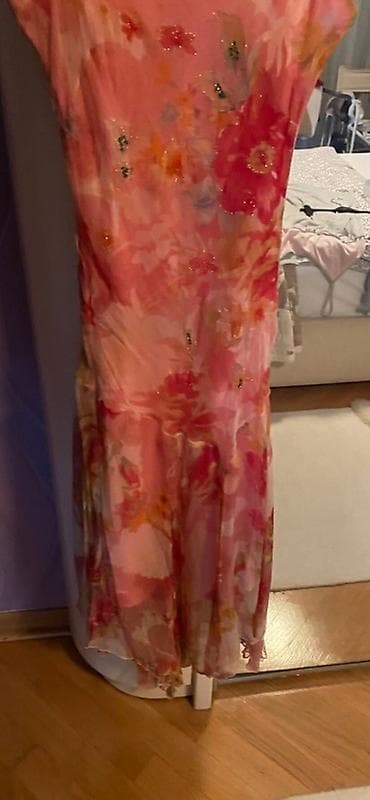 Haljina nežnog, ženstvenog dizajna sa cvetnim dezenom u nijansama roze na lalafo.rs — 1 Haljina nežnog, ženstvenog dizajna sa cvetnim dezenom u nijansama roze — 1