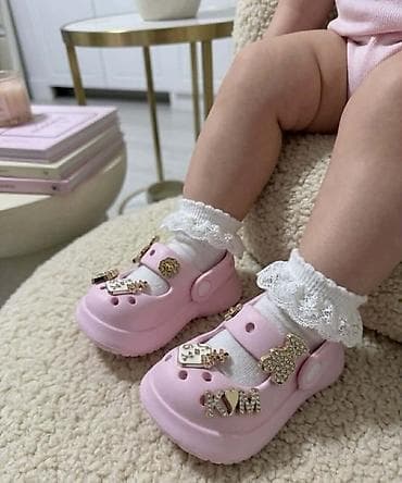 Kids' Footwear: Dečije klompe/sandale – ružičaste i bele, sa ukrasnim bedževima - at lalafo.rs — 3 Kids' Footwear: Dečije klompe/sandale – ružičaste i bele, sa ukrasnim bedževima - — 3