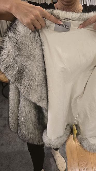 kom sa etiketom: Krznena bunda ModaLink 2025 – siva (silver/grey) Bunda dobijena na at lalafo.rs — 3 kom sa etiketom: Krznena bunda ModaLink 2025 – siva (silver/grey) Bunda dobijena na — 3