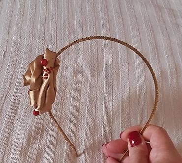 Zlatna ukrasna traka/rajf za kosu sa ručno rađenim cvetom - Boja na lalafo.rs — 2 Zlatna ukrasna traka/rajf za kosu sa ručno rađenim cvetom - Boja — 2