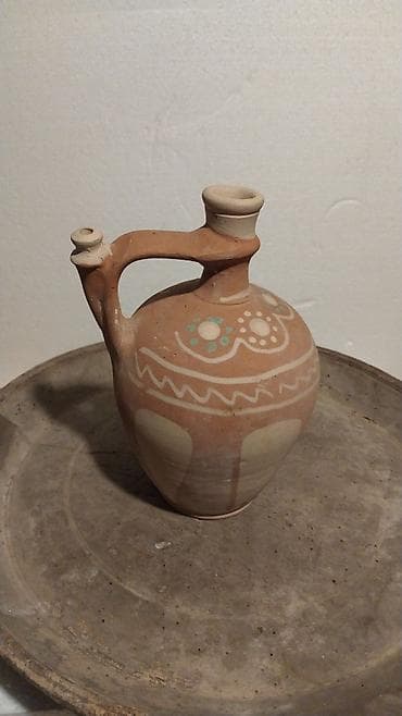 Ručno rađena keramička krčaga sa dva izliva - Materijal: pečena glina na lalafo.rs — 1 Ručno rađena keramička krčaga sa dva izliva - Materijal: pečena glina — 1