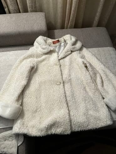 Beli damski kaput od boucle tkanine sa krznenim detaljima - na lalafo.rs Beli damski kaput od boucle tkanine sa krznenim detaljima -