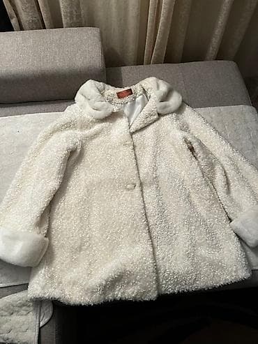 Beli damski kaput od boucle tkanine sa krznenim detaljima - na lalafo.rs — 1 Beli damski kaput od boucle tkanine sa krznenim detaljima - — 1