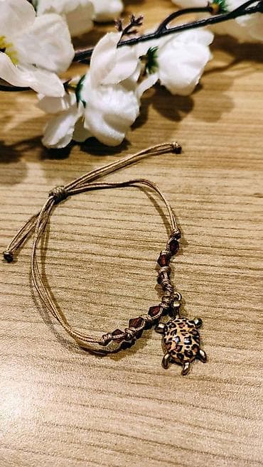 Narukvica sa priveškom kornjače - Ručno pletena narukvica na na lalafo.rs — 1 Narukvica sa priveškom kornjače - Ručno pletena narukvica na — 1