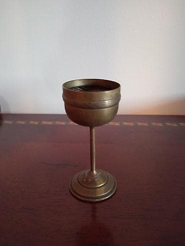 Set od 4 male čašice od mesinga na stalku - Materijal: masivni mesing na lalafo.rs — 1 Set od 4 male čašice od mesinga na stalku - Materijal: masivni mesing — 1