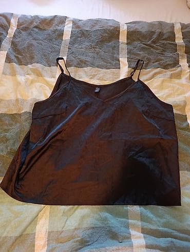 Crni ženski top na bretele - Model: jednostavan slip/camisole top - na lalafo.rs Crni ženski top na bretele - Model: jednostavan slip/camisole top -