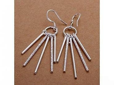 Dugačke viseće minđuše „munja“ – srebrni sjaj - Dizajn: kružni na lalafo.rs Dugačke viseće minđuše „munja“ – srebrni sjaj - Dizajn: kružni