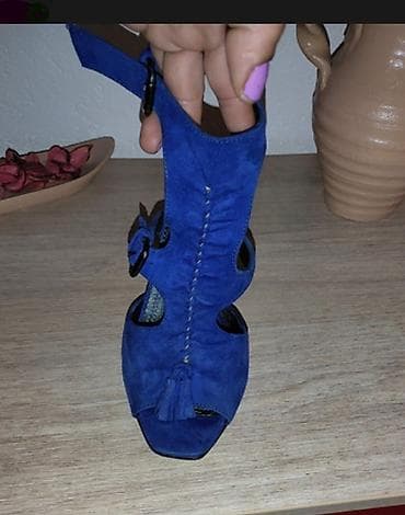 Kraljevsko plave sandale, obuvene par puta, bez oštećenja u odličnom na lalafo.rs — 1 Kraljevsko plave sandale, obuvene par puta, bez oštećenja u odličnom — 1