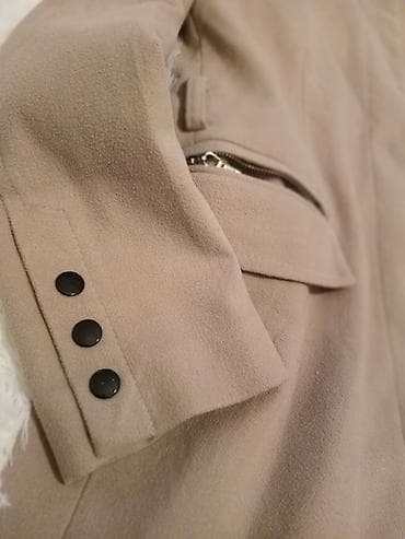 Ženski kaput Feedback – bež/camel boje, elegantne ravne linije, dužina na lalafo.rs — 2 Ženski kaput Feedback – bež/camel boje, elegantne ravne linije, dužina — 2