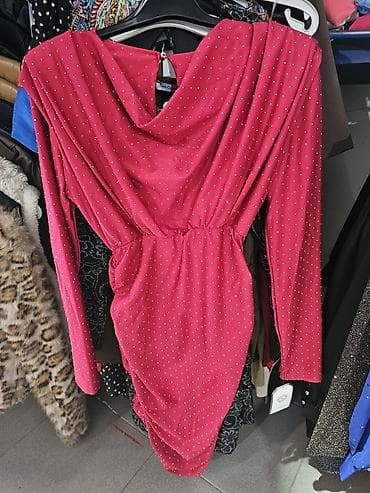 Elegantna crvena haljina sa sitnim nitnama. Veoma elastična na lalafo.rs Elegantna crvena haljina sa sitnim nitnama. Veoma elastična