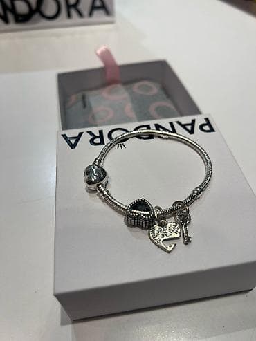 Narukvica Pandora original sa četiri priveska nova.Vel 17 na lalafo.rs — 2 Narukvica Pandora original sa četiri priveska nova.Vel 17 — 2