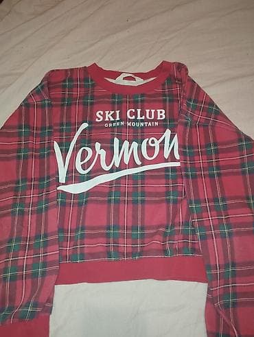 Dva komada dukseva/duks majica sa printom: 1) Crna dukserica s na lalafo.rs — 4 Dva komada dukseva/duks majica sa printom: 1) Crna dukserica s — 4